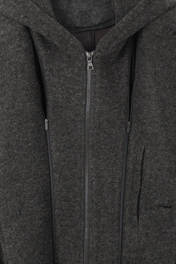 세련된 "울저지 후드패널 코트"를 소개합니다. 부드러운 울, 폴리에스터, 아크릴, 나일론 혼방 소재로 제작되어 포근하고 편안한 착용감을 선사합니다. 탈부착 가능한 후드와 네오프렌 본딩 디테일이 돋보이며, 투톤 멜란지 컬러가 세련된 분위기를 더합니다. 세미 오버핏 또는 루즈핏으로, 출근룩과 모임룩 모두에 활용 가능하며 미니멀, 클래식, 캐주얼 스타일을 연출하기 좋습니다. 무릎 기장의 긴 소매, 싱글 버튼 여밈 방식으로 간결하면서도 멋스러운 스타일을 완성해보세요.
