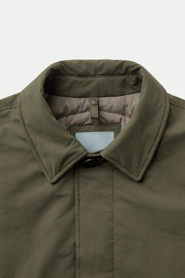 멕켄지 구스코트는 미니멀하고 베이직한 스타일의 겨울용 아우터입니다. 카키와 올리브 두 가지 색상으로 출시되었으며, 무릎 기장의 무지 디자인이 특징입니다. 고밀도 원단과 구스다운 충전재를 사용하여 보온성을 높였으며, 탈부착 가능한 베스트 패널과 양털 넥으로 다양한 스타일 연출이 가능합니다. 레귤러핏과 세미오버핏 두 가지 핏으로 제공되며, 지퍼와 히든 버튼으로 여밈 방식을 더했습니다. 출근룩과 여행룩에 모두 활용하기 좋은, 부드러운 촉감의 구스다운 코트입니다.
