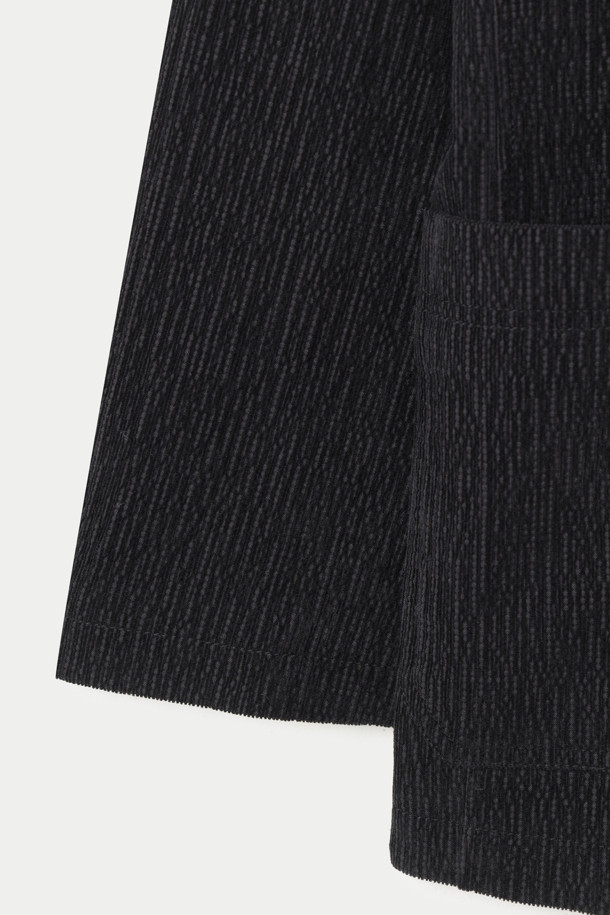 **(SET UP) 크리즈 코듀로이 루즈핏 셋업 재킷**은 남성용 아우터로, 가을과 겨울에 착용하기 좋은 두꺼운 두께감의 코듀로이 소재 셋업 재킷입니다. 캐주얼, 베이직 스타일로 일상복으로 활용하기 좋으며, 블랙 컬러의 무지 디자인이 특징입니다. 테일러드 코트 타입의 싱글 버튼 여밈 방식이며, 루즈핏으로 편안한 착용감을 선사합니다. 크리즈 디테일이 돋보이는 긴 소매 재킷입니다.
