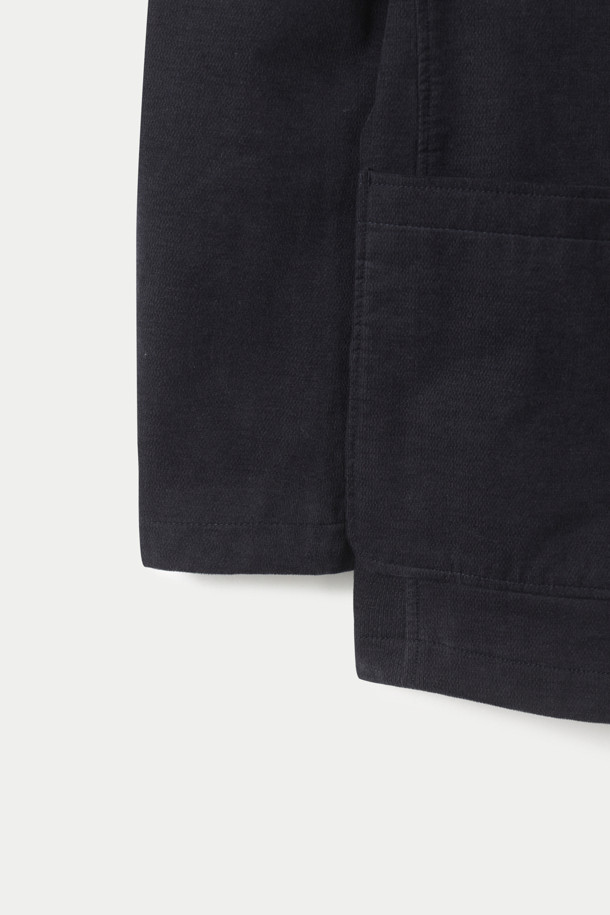 (SET UP) 코듀로이 스탠다드 셋업 재킷은 클래식과 캐주얼 무드를 넘나드는 남성용 아우터입니다. 두꺼운 두께감의 부드러운 코듀로이 소재로 제작되어 겨울철 보온성을 높여줍니다. 레귤러핏에 싱글 또는 2버튼 여밈 방식으로, 일상, 출근룩, 비즈니스 캐주얼 등 다양한 TPO에 활용 가능합니다. 무지 패턴에 스탠다드 코트 타입이며, 패치 포켓 디테일이 특징입니다. 셋업으로 착용하여 스타일리시한 겨울 데일리룩을 완성해보세요.
