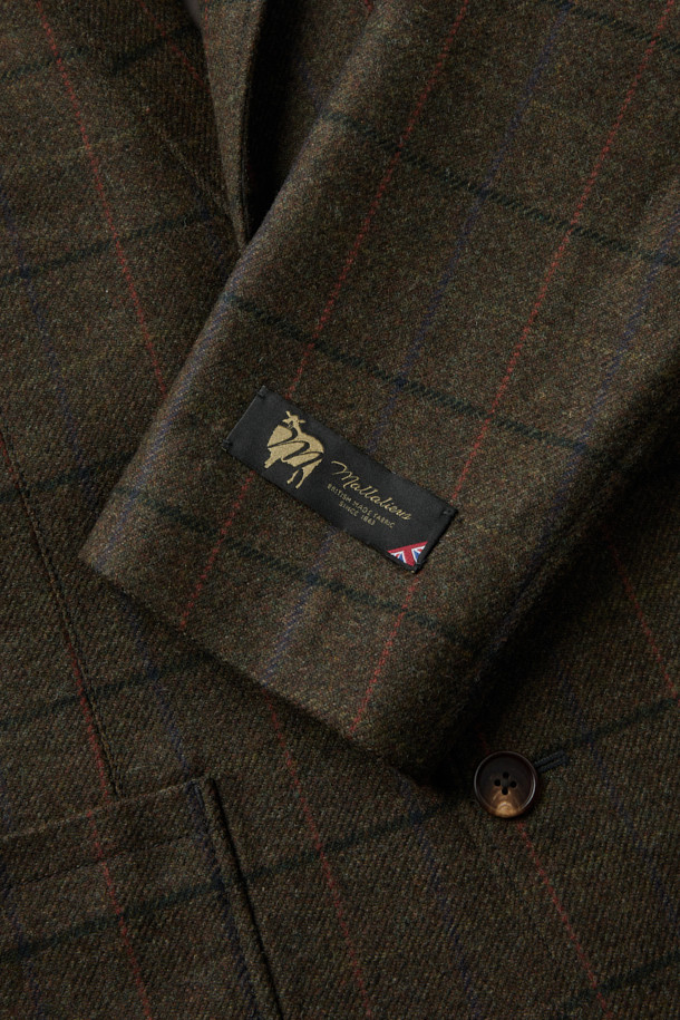 Mallalieus(말리아우스) 체크 뉴레귤러 재킷은 영국 Mallalieus(말리아우스) 社의 트위드 소재를 사용하여 제작되어 뛰어난 내구성과 보온성을 자랑합니다. 부드러운 촉감의 울 소재와 컴포트핏으로 편안한 착용감을 선사하며, 간절기와 겨울철에 활용하기 좋습니다. 클래식과 캐주얼 스타일을 모두 아우르는 디자인으로, 출근룩, 비즈니스 캐주얼, 모임룩 등 다양한 때와 장소와 목적에 활용할 수 있습니다. 브라운 컬러의 체크 패턴, 긴 소매, 싱글 버튼 여밈 방식, 패치 포켓, 2버튼 디테일이 돋보입니다.