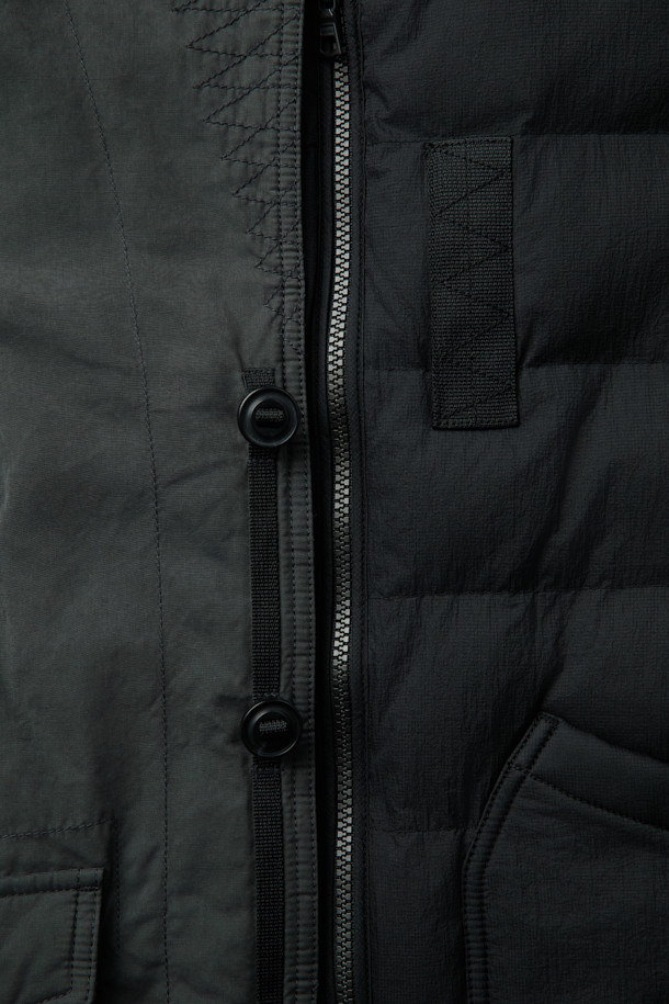 베노 올메텍스는 캐주얼, 미니멀, 클래식 스타일을 아우르는 공용 점퍼형 재킷입니다. 가을, 겨울 시즌에 적합하며, 일상 및 캐주얼 용도로 활용하기 좋습니다. 블랙 컬러의 무지 디자인으로 밀리터리 스타일의 무드를 연출합니다. 루즈핏으로 편안한 착용감을 선사하며, 지퍼와 스냅으로 여밈 방식을 갖췄습니다. 이탈리아 OLMETEX S.P.A 원단을 사용하여 부드러운 촉감을 자랑하며, 탈부착 가능한 이너 베스트와 3M 신슐레이트 충전재로 보온성을 높였습니다. 방수 기능과 내구성을 갖춰 출근룩, 여행룩 등 다양한 TPO에 활용 가능합니다.
