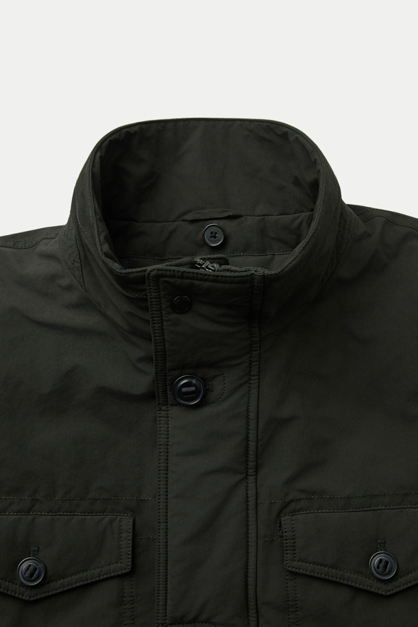 빈티지 무드를 더한 양털 카라 다운 재킷입니다. 넉넉한 루즈핏으로 편안한 착용감을 선사하며, 탈부착 가능한 양털 패널이 보온성을 높여줍니다. 소매 안쪽 니트 바람막이 디테일과 구조적인 실루엣이 특징이며, 다양한 이너 레이어링으로 스타일 연출이 용이합니다. 두꺼운 두께감과 부드러운 촉감의 폴리에스테르, 양모 혼방 소재로 제작되어 겨울철에도 따뜻하게 착용할 수 있습니다. 캐주얼, 미니멀, 클래식 등 어떤 스타일에도 잘 어울리는 블랙 컬러의 다운 재킷입니다.
