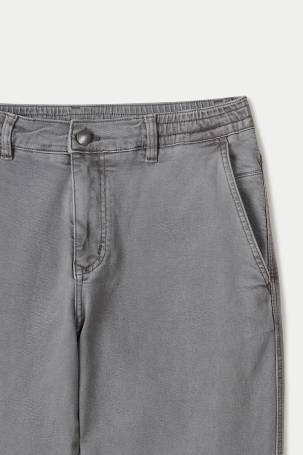 딥 컬러 다잉 스트레이트 데님 팬츠는 가먼트 다잉 기법을 사용하여 깊이 있는 네이비 컬러를 표현한 데님 팬츠입니다. 스트레치 데님 소재로 제작되어 편안한 착용감을 제공하며, 캐주얼 및 포멀 스타일 모두 소화 가능한 활용도를 자랑합니다. 켄톤 단추와 지퍼, 더블 스티치 보강으로 내구성을 높였으며, 스트레이트 핏으로 깔끔한 실루엣을 연출합니다. 비즈니스 캐주얼 및 출근룩에 적합하며, 미니멀하고 클래식한 스타일을 선호하는 분들께 추천합니다. 반드시 단독 세탁하여 관리하십시오.
