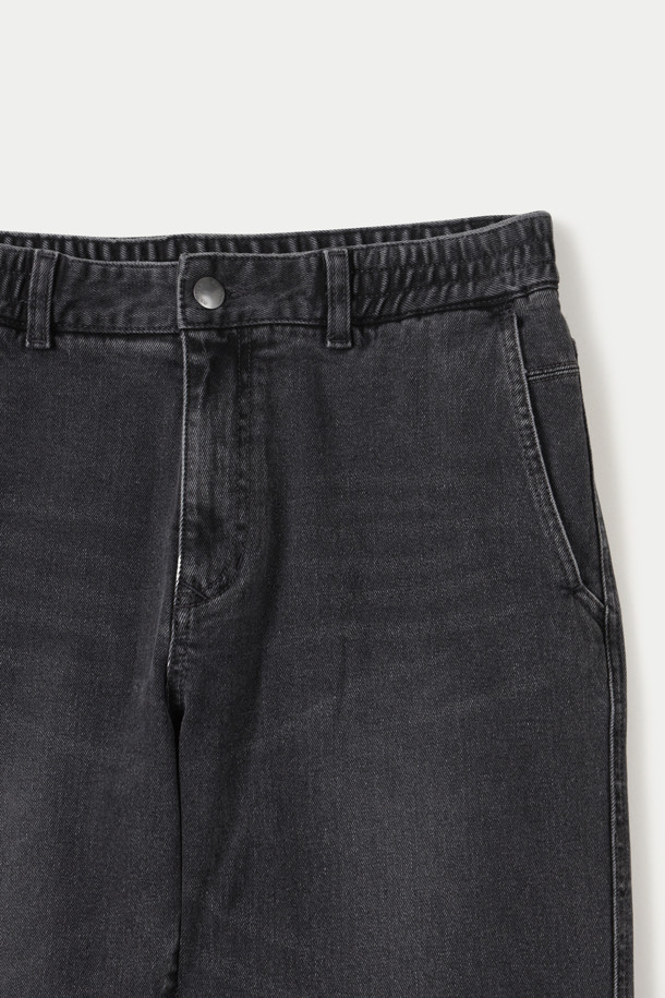 블랙 워싱 릴렉스 데님팬츠는 캐주얼, 클래식, 미니멀 스타일 모두 소화 가능한 활용도 높은 아이템입니다. 스트레치 데님 소재로 제작되어 편안한 착용감을 선사하며, 빈티지 워싱 디테일이 자연스러운 멋을 더합니다. 켄톤 단추와 지퍼 여밈으로 튼튼하게 마감되었으며, 더블 스티치 보강으로 내구성을 높였습니다. 허벅지부터 밑단까지 자연스럽게 좁아지는 릴랙스핏 실루엣으로, 어떤 상의와도 잘 어울리는 매력적인 핏을 연출합니다. 일상에서 편안하게 즐겨 입기 좋은 데님팬츠입니다.
