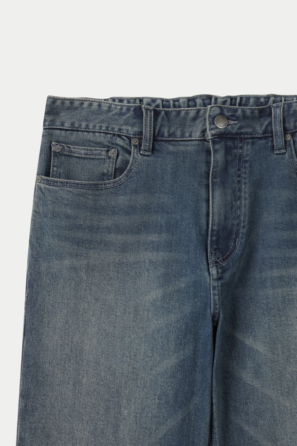 중청 루즈 스트레이트 데님 팬츠는 캐주얼과 빈티지 스타일을 모두 아우르는 매력적인 데님 팬츠입니다. 사계절 내내 활용 가능한 긴 기장의 바지로, 넉넉한 루즈핏과 스트레이트 핏이 편안하면서도 트렌디한 실루엣을 연출합니다. 중청 컬러에 워싱 디테일이 더해져 빈티지한 무드를 강조하며, 스트레치 데님 소재로 제작되어 활동성을 높였습니다. 브러쉬 워싱, 캣 워싱, 켄톤 단추, 더블 스티치 보강, 벨트고리 테이프 보강 등 섬세한 디테일이 돋보입니다. 데이트룩, 쇼핑룩 등 다양한 상황에 맞춰 캐주얼하거나 클래식하게 스타일링할 수 있습니다.
