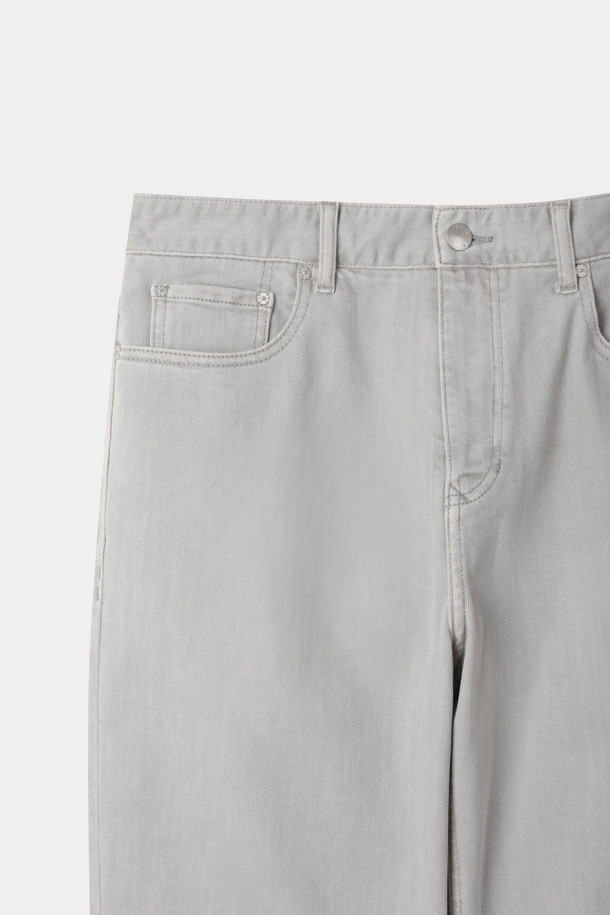 더티크림 루즈스트레이트 데님 팬츠는 오일 워싱 가공을 통해 빈티지한 멋을 살린 그레이 컬러 데님 팬츠입니다. 데이트룩, 쇼핑룩에 어울리는 캐주얼, 클래식, 미니멀 스타일로 연출하기 좋습니다. 면과 폴리우레탄 혼방의 신축성 있는 스트레치 소재로 편안한 착용감을 제공하며, 루즈핏과 스트레이트핏으로 디자인되어 어떤 체형에도 잘 어울립니다. 켄톤 단추와 지퍼, 더블 스티치 보강으로 튼튼하게 제작되어 오랫동안 착용할 수 있습니다.
