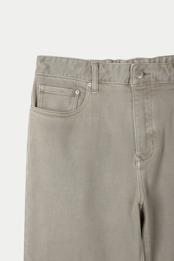 본딩 이중지 다잉 루즈스트레이트 데님팬츠는 캐주얼과 포멀 스타일을 넘나드는 활용도 높은 데님 팬츠입니다. 가먼트 다잉 기법으로 은은한 색감과 빈티지한 멋을 살렸으며, 스트레치 데님 소재와 본딩 이중지 원단을 사용하여 편안한 착용감을 선사합니다. 루즈핏과 스트레이트 핏으로 체형 커버는 물론, 트렌디한 스타일 연출도 용이합니다. 켄톤 단추와 지퍼, 더블 스티치 보강으로 내구성을 높였으며, 비즈니스 캐주얼 및 출근룩에도 잘 어울립니다.
