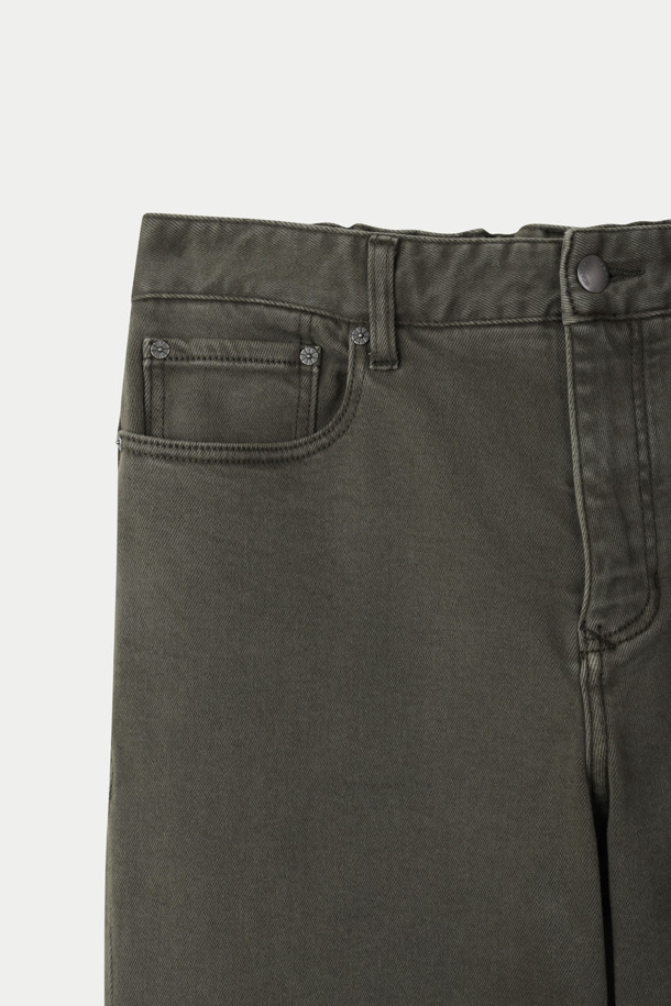 본딩 이중지 다잉 루즈스트레이트 데님팬츠는 가을, 겨울 시즌에 어울리는 데님팬츠입니다. 캐주얼, 클래식, 미니멀 스타일을 모두 소화할 수 있으며, 출근룩이나 모임룩으로 활용하기 좋습니다. 카키 색상의 무지 패턴으로 제작되었으며, 두꺼운 두께감의 본딩 이중지 원단을 사용하여 보온성을 높였습니다. 루즈핏과 스트레이트 핏으로 편안한 착용감을 선사하며, 가먼트 다잉 처리로 자연스러운 색감을 표현했습니다. 켄톤 단추와 지퍼, 더블 스티치 보강으로 내구성을 높였으며, 이염에 주의하여 단독 세탁하는 것을 권장합니다.
