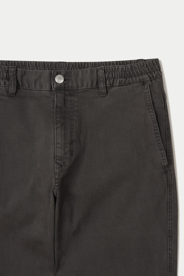 컬러다잉 릴렉스 데님팬츠는 가먼트 다잉 기법으로 제작되어 자연스러운 컬러감과 빈티지한 매력을 선사합니다. 스트레치 데님 소재로 제작되어 편안한 착용감을 제공하며, 릴랙스핏으로 활동성을 높였습니다. 허벅지부터 밑단까지 자연스럽게 좁아지는 실루엣으로 다리가 길어 보이는 효과를 줍니다. 켄톤 단추와 지퍼, 더블 스티치 보강으로 내구성을 높였으며, 캐주얼, 포멀 스타일 모두 소화 가능합니다. 단독 세탁을 권장하며, 이염에 주의하여 관리하십시오.
