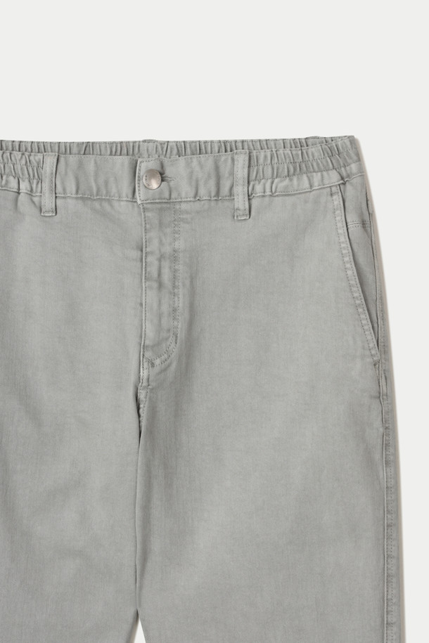 컬러다잉 릴렉스 데님팬츠는 가먼트 다잉 기법을 적용하여 은은하고 자연스러운 색감을 자랑하는 데님 팬츠입니다. 부드러운 스트레치 데님 소재로 제작되어 편안한 착용감을 선사하며, 릴렉스핏으로 활동성을 높였습니다. 허벅지부터 밑단까지 자연스럽게 좁아지는 실루엣으로 캐주얼부터 포멀까지 다양한 스타일을 연출할 수 있습니다. 켄톤 단추와 지퍼를 사용하여 튼튼하게 제작되었으며, 더블 스티치 보강으로 내구성을 더했습니다. 세탁 시에는 변색을 방지하기 위해 단독 세탁을 권장합니다.
