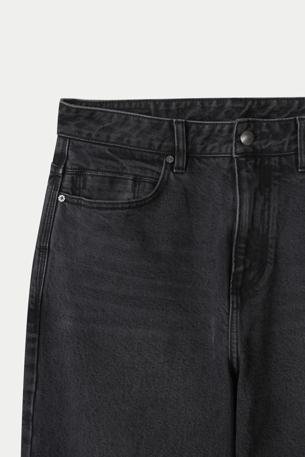 세련된 스타일을 연출하는 와이드 데님 팬츠입니다. 부드러운 면과 폴리우레탄 혼방 소재로 제작되어 편안한 착용감을 선사하며, 빈티지 워싱 처리로 은은한 멋을 더했습니다. 넉넉한 와이드핏과 루즈핏으로 트렌디한 실루엣을 완성하며, 데이트룩이나 쇼핑룩에 잘 어울립니다. 코인 포켓과 켄톤 단추, 지퍼 디테일은 물론, 더블 스티치 보강으로 내구성을 높였습니다. 그레이 컬러로 어떤 상의에도 쉽게 매치하여 캐주얼하면서도 미니멀한 스타일을 연출할 수 있습니다.
