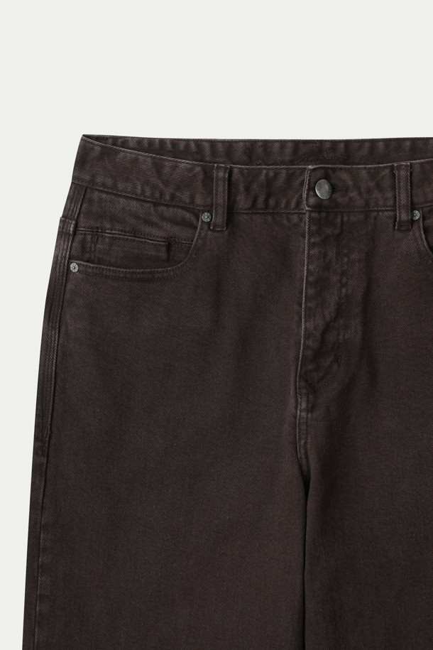 다크 브라운 와이드 데님 팬츠는 빈티지하고 캐주얼한 스타일을 연출할 수 있는 데님 팬츠입니다. 넉넉한 루즈핏 와이드 실루엣으로 편안한 착용감을 선사하며, 면과 폴리우레탄 혼방 소재로 제작되어 신축성이 우수합니다. 빈티지 워싱 기법을 더해 자연스러운 멋을 살렸으며, 코인 포켓과 켄톤 단추, 지퍼 디테일이 돋보입니다. 더블 스티치로 마감하여 내구성을 높였으며, 단독 세탁을 권장합니다. 동네 마실룩이나 여행룩에 잘 어울리는 데일리 아이템입니다.
