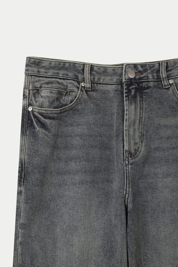 세련된 돌청 워싱 디테일이 돋보이는 여성용 와이드 데님 팬츠입니다. 넉넉한 루즈핏으로 편안함과 스타일리시함을 동시에 만족시키며, 데이트룩이나 산책룩에 활용하기 좋습니다. 그레이 컬러의 무지 디자인으로 어떤 상의와도 쉽게 매치하여 캐주얼하고 미니멀한 스타일을 연출할 수 있습니다. 봄, 여름, 가을, 계절에 구애받지 않고 즐겨 입을 수 있으며 뻣뻣한 데님 소재 특유의 견고한 느낌을 선사합니다. 밴딩이 없어 깔끔한 핏을 연출하며, 워싱 디테일이 빈티지한 무드를 더합니다.
