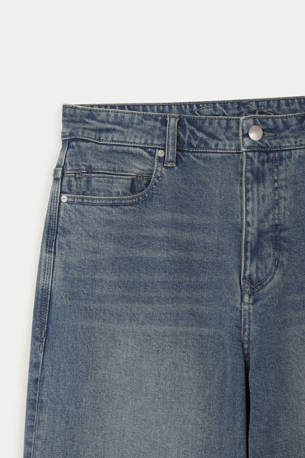 중청 와이드 데님팬츠는 편안하고 스타일리시한 일상룩을 위한 완벽한 선택입니다. 캐주얼과 빈티지 무드를 동시에 느낄 수 있으며, 사계절 내내 활용 가능한 실용적인 아이템입니다. 넉넉한 와이드 핏과 루즈핏으로 편안한 착용감을 제공하며, 빈티지 워싱과 스트레치 데님 소재로 활동성을 높였습니다. 코인포켓, 켄톤 단추, 지퍼, 더블 스티치 등 디테일 요소들이 돋보이며, 동네 마실룩 또는 여행룩에 미니멀한 스타일을 더해줍니다.
