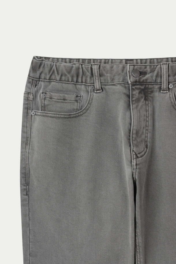 컬러다잉 힙스터 데님 팬츠는 가먼트 다잉 기법으로 빈티지한 그레이 컬러감을 살린 데님 팬츠입니다. 스트레치 데님 소재를 사용하여 편안한 착용감을 제공하며, 슬림핏과 힙스터핏으로 캐주얼 또는 포멀 스타일 모두 연출 가능합니다. 출근룩과 비즈니스 캐주얼에 적합하며, 클래식, 미니멀 스타일을 선호하는 분들께 추천합니다. 보온성을 높이기 위해 기모 처리를 하였으며, 켄톤 단추와 지퍼, 더블 스티치로 내구성을 강화했습니다. 세탁 시에는 단독 세탁을 권장합니다.
