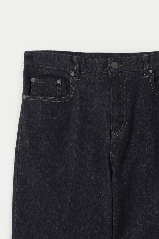 RAW(로우) 루즈 스트레이트 데님 팬츠는 모던하고 캐주얼한 스타일을 추구하는 분들을 위한 사계절용 데님 팬츠입니다. 인디고 컬러의 무지 디자인으로, 데이트룩과 쇼핑룩 등 다양한 TPO에 활용하기 좋습니다. 면과 폴리우레탄 혼방 소재로 제작되어 편안한 착용감을 선사하며, 루즈 핏과 스트레이트 핏으로 편안하면서도 스타일리시한 핏을 연출합니다. 센터프레스, 켄톤 단추, 지퍼, 더블 스티치, 논페이드, 스트레치 디테일이 더해져 완성도를 높였습니다. 미니멀하고 클래식한 스타일을 선호하는 분들께 추천합니다.
