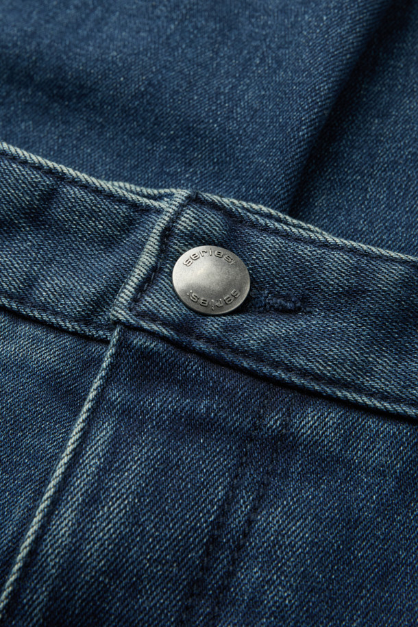 이중지 중청 힙스터 데님팬츠는 캐주얼과 빈티지 스타일을 모두 만족시키는 남성용 데님 팬츠입니다. 힙스터핏과 슬림핏으로 디자인되어 세련된 실루엣을 연출하며, 두꺼운 이중지 원단으로 제작되어 내구성이 뛰어납니다. 중청 컬러에 브러쉬 워싱과 캣 워싱 기법을 더해 자연스러운 빈티지 무드를 살렸습니다. 켄톤 단추와 지퍼, 더블 스티치 마감으로 꼼꼼하게 제작되었으며, 스트레치 데님 소재로 편안한 착용감을 제공합니다. 데이트룩, 여행룩 등 다양한 TPO에 활용 가능하며, 캐주얼, 클래식, 미니멀 스타일 모두에 잘 어울립니다.
