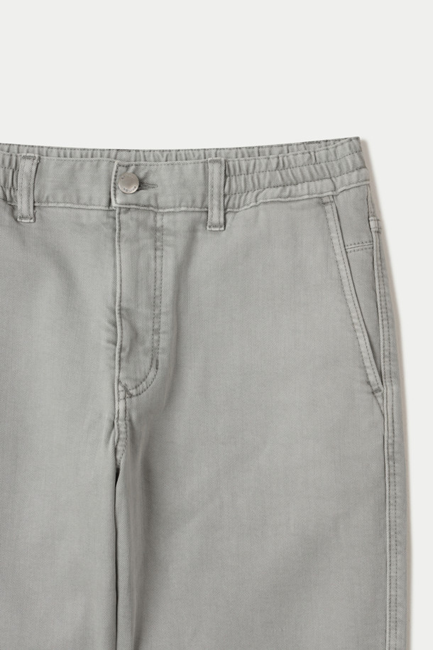 기모 루나다잉 릴렉스 데님 팬츠는 부드러운 기모 안감으로 따뜻함을 더한 겨울용 데님 팬츠입니다. 가먼트 다잉 기법을 사용하여 은은하고 자연스러운 색감의 그레이 컬러를 구현했으며, 스트레치 데님 소재로 편안한 착용감을 선사합니다. 릴렉스 핏으로 여유로운 실루엣을 연출하며, 켄톤 단추와 지퍼, 더블 스티치 보강으로 내구성을 높였습니다. 출근룩과 비즈니스 캐주얼은 물론 캐주얼, 클래식, 미니멀 스타일까지 소화 가능한 활용도 높은 아이템입니다. 단독 세탁을 권장합니다.
