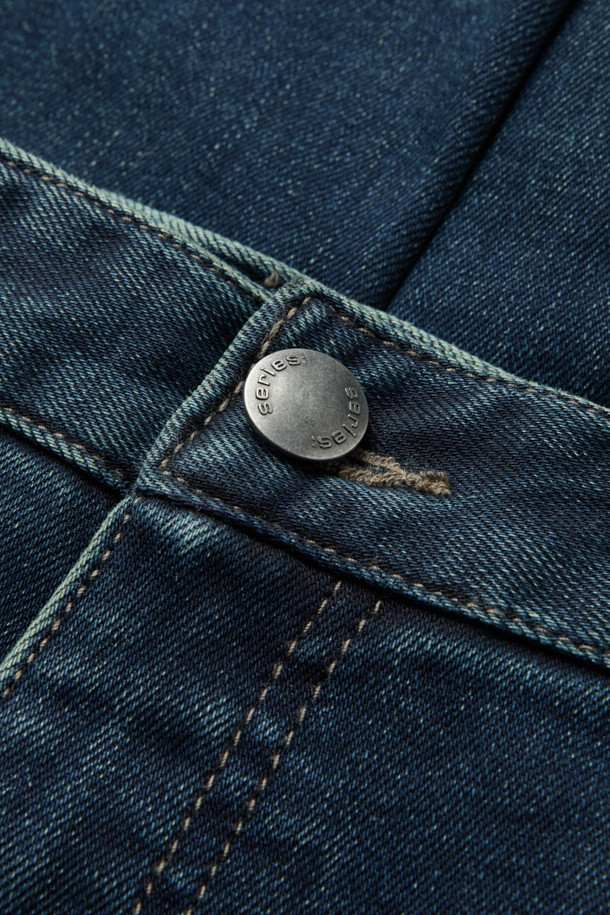 이중지 중청 릴렉스 데님팬츠는 캐주얼, 미니멀, 클래식 스타일을 아우르는 데님팬츠입니다. 릴렉스핏으로 편안한 착용감을 선사하며, 이중지 원단을 사용하여 두꺼운 두께감과 탄탄한 내구성을 자랑합니다. 빈티지 워싱과 켄톤 단추, 지퍼 디테일이 돋보이며, 스트레치 소재로 활동성을 높였습니다. 넉넉한 핏과 중청 컬러는 데이트룩, 여행룩 등 다양한 TPO에 활용 가능하며, 더블 스티치 보강으로 튼튼하게 제작되었습니다.
