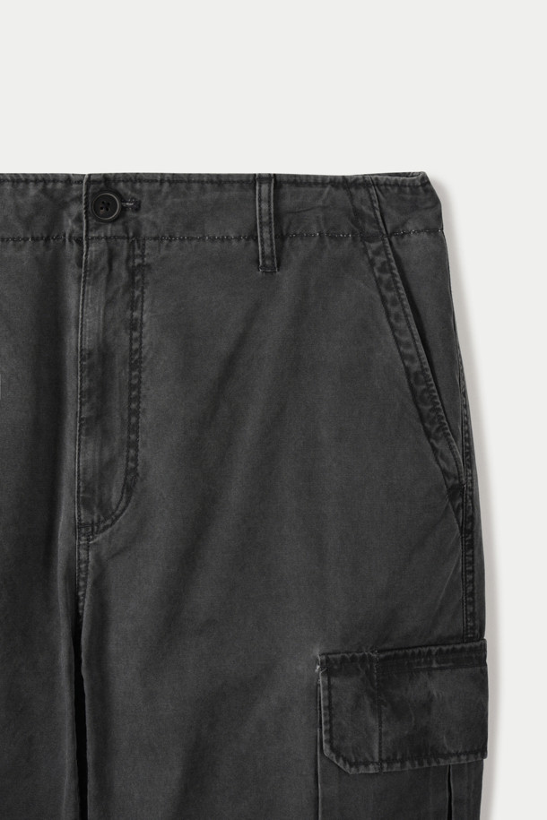 피그먼트 워싱 기법으로 빈티지한 매력을 더한 와이드 카고 팬츠입니다. 넉넉한 루즈핏으로 편안한 착용감을 선사하며, 봄, 여름, 가을 시즌에 활용하기 좋습니다. 면 소재로 제작되어 뻣뻣한 듯, 자연스러운 워싱 디테일이 돋보입니다. 넉넉한 카고 포켓은 실용성을 더하고, 캐주얼, 스트릿 스타일을 연출하기 좋습니다. 블랙 컬러의 무지 디자인으로 어떤 상의와도 쉽게 매치하여 다양한 스타일을 완성할 수 있습니다.
