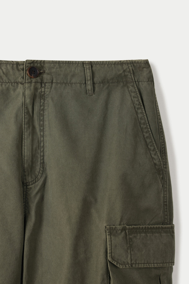 피그먼트 워싱 와이드 카고 팬츠는 밀리터리 무드와 빈티지한 스타일을 담아낸 카고 팬츠입니다. 면 소재로 제작되어 부드러운 촉감을 선사하며, 봄, 여름, 가을 시즌에 착용하기 좋습니다. 와이드핏으로 편안함을 강조했으며, 피그먼트 가공과 가먼트 워싱을 거쳐 자연스러운 색감과 빈티지한 멋을 더했습니다. 플랩 카고 포켓과 거셋 구조, 스트링 밑단 디테일로 실용성과 스타일을 모두 갖췄으며, 밑단 스트링으로 실루엣 조절이 가능합니다.
