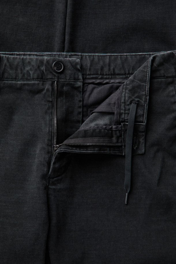 (SET UP) 듀카 프린트 릴렉스 팬츠는 캐주얼, 미니멀, 클래식 스타일을 추구하는 분들을 위한 릴렉스 핏의 바지입니다. 빈티지하고 캐주얼한 무드를 연출하며, 허리 양쪽 밴딩으로 편안한 착용감을 제공합니다. 블랙 컬러의 코튼 소재에 프린트 패턴이 돋보이며, 고밀도 안감과 피그먼트 코팅으로 제작되었습니다. 가먼트 워싱 처리, 버팔로 혼 버튼 디테일, 셋업 가능한 디자인이 특징입니다. 동네 마실룩, 여행룩 등 다양한 TPO에 활용할 수 있습니다.
