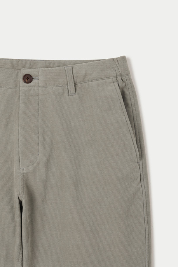 (Set up) 변형 코듀로이 릴렉스 팬츠는 부드러운 촉감의 코듀로이 소재로 제작되어 겨울철 따뜻하게 착용할 수 있는 긴 바지입니다. 릴렉스 핏으로 편안함을 강조했으며, 허리 양쪽에 밴딩 처리가 되어 있어 활동성을 높였습니다. 버팔로 혼 버튼과 뒷포켓 스티치 장식으로 은은한 포인트를 더했으며, 셋업으로도 활용 가능하여 다양한 스타일을 연출할 수 있습니다. 캐주얼, 클래식, 미니멀 스타일을 즐겨 입는 분들께 추천하며, 출근룩, 비즈니스 캐주얼, 모임룩 등 TPO에 맞춰 활용하기 좋습니다.
