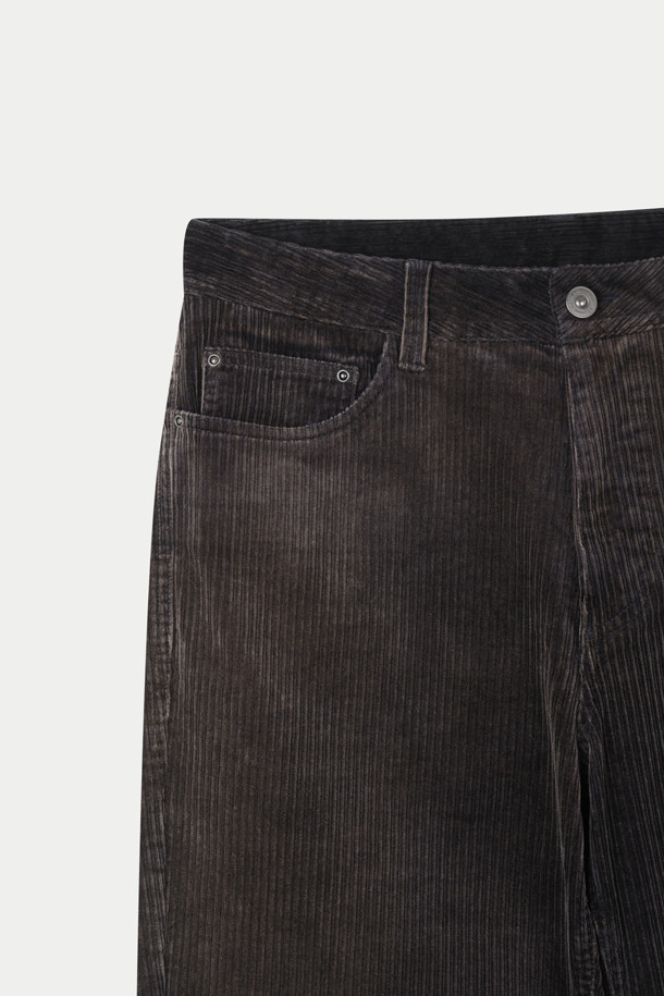 부드러운 촉감의 워싱 코듀로이 루즈 스트레이트 팬츠입니다. 힙과 허벅지에 여유를 주어 편안한 착용감을 선사하며, 데일리룩과 일상룩에 활용하기 좋습니다. 특수가공 워싱 처리된 브라운 컬러의 무지 디자인으로, 빈티지하고 캐주얼한 스타일을 연출합니다. 간절기와 겨울철에 적합하며, 5포켓 디자인과 리벳 장식으로 포인트를 더했습니다. 신축성 있는 면과 코듀로이 혼방 소재에 고밀도 안감을 사용하여 부드러움을 더했습니다.
