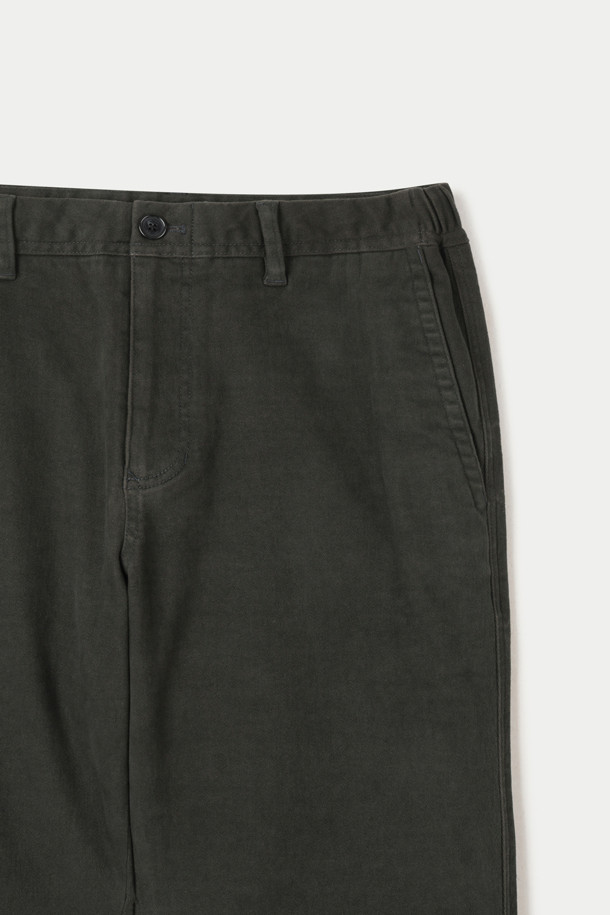 부드러운 촉감의 헤비 코튼 소재로 제작된 스트레이트 핏 팬츠입니다. 톤 다운된 카키 컬러로 캐주얼, 미니멀, 클래식 등 다양한 스타일을 소화하기 좋습니다. 가을, 겨울 시즌에 적합하며, 두꺼운 두께감으로 따뜻하게 착용할 수 있습니다. 허리 밴딩과 스트링 디테일로 편안한 착용감을 제공하며, 브러쉬 가공, 피치 가공, 가먼트 워싱을 거쳐 부드러운 텍스처를 완성했습니다. 사이드 포켓과 싱글 탑스티치 마감으로 실용성과 디자인을 모두 갖춘 데일리 팬츠입니다.
