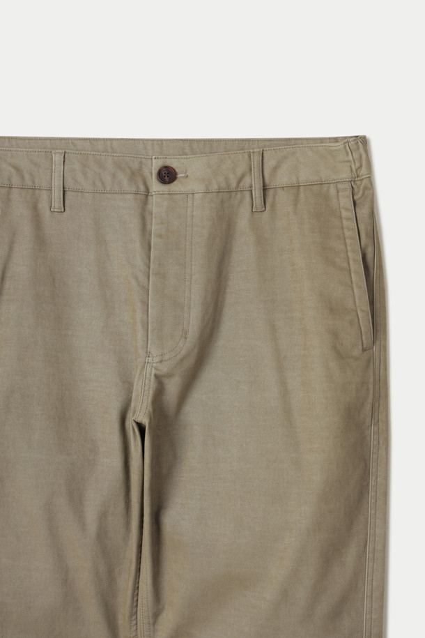 사틴스판 브러시드 카치온 스트레이트 팬츠는 부드러운 촉감의 면과 사틴 혼방 소재로 제작된 긴 기장의 바지입니다. 미니멀한 스타일의 베이지 색상으로, 데일리룩과 일상복에 적합하며 오피스룩과 모임룩으로도 활용할 수 있습니다. 허리 양쪽 밴딩 처리로 편안한 착용감을 선사하며, 릴렉스핏과 스트레이트 핏, 테이퍼드 핏으로 디자인되어 다양한 스타일을 연출할 수 있습니다. 빈티지한 외관과 워시드 아웃 효과, 피치 가공, 카치온 염색, 가먼트 워싱 처리를 통해 은은한 멋을 더했으며, 버팔로 혼 버튼을 사용하여 고급스러움을 더했습니다. 고밀도 안감으로 부드러운 착용감을 느낄 수 있습니다.
