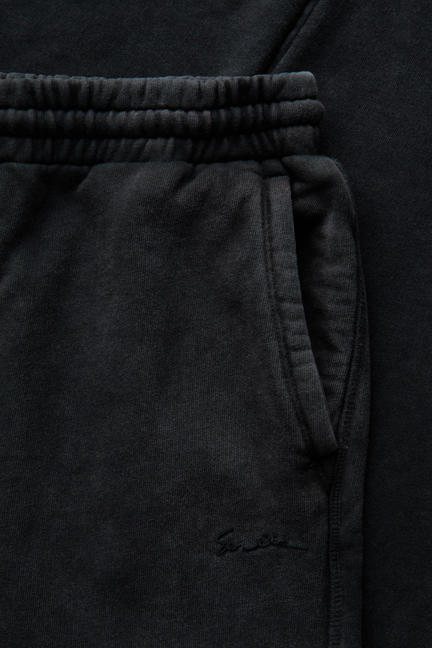 (SET UP) 미네랄워싱 스웻 팬츠는 캐주얼, 스포티, 미니멀 스타일을 모두 아우르는 공용 바지입니다. 일상과 피트니스 활동 모두에 적합하며, 봄, 가을에 착용하기 좋습니다. 부드러운 면 소재로 제작되어 편안한 착용감을 선사하며, 릴랙스핏과 루즈핏으로 활동성을 높였습니다. 미네랄워싱 가공으로 빈티지한 느낌을 살렸으며, 밴딩 허리와 조절 가능한 허리끈으로 편안하게 착용할 수 있습니다. 숏 기장으로 활동적인 느낌을 더해 피트니스룩, 캠핑룩 등 다양한 TPO에 활용 가능합니다.
