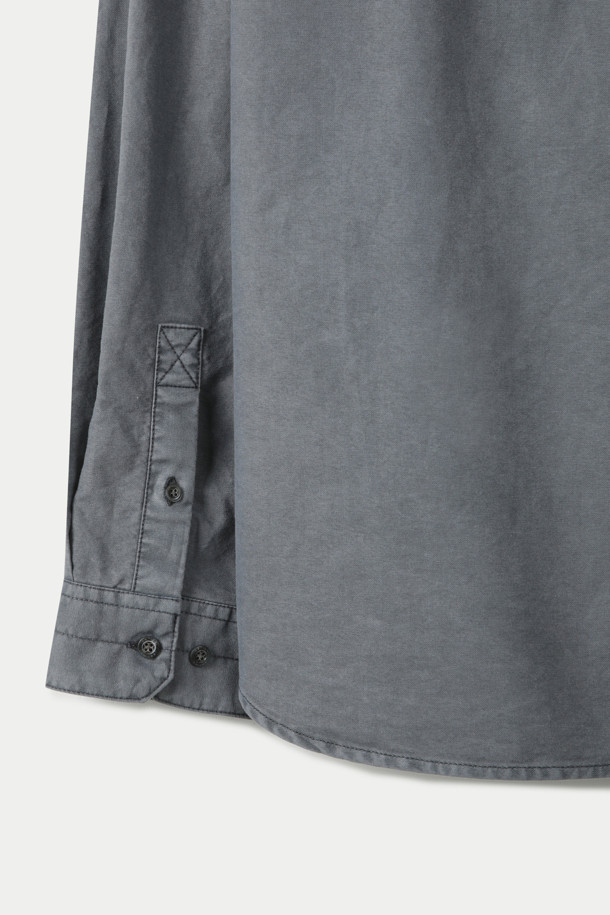 피그다잉 솔리드 릴렉스 셔츠는 빈티지하고 클래식한 스타일을 선호하는 분들을 위한 제품입니다. 옥스포드 조직 면 소재로 제작되어 봄, 가을 간절기에 착용하기 좋으며, 릴랙스핏과 세미루즈핏으로 편안한 착용감을 선사합니다. 가슴 사선 포켓 디자인과 피그먼트 다잉 기법을 적용하여 은은한 페이드아웃 효과를 연출해 더욱 멋스러운 분위기를 더합니다. 기본 칼라의 긴 소매 셔츠로, 데이트룩, 카페룩, 가을 나들이룩 등 다양한 TPO에 활용하기 좋습니다. 단독 세탁을 권장합니다.
