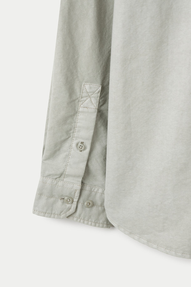 피그다잉 솔리드 릴렉스 셔츠는 빈티지하고 클래식한 스타일을 즐기는 분들을 위한 셔츠입니다. 연그레이 색상의 면 소재로 제작되어 봄, 여름, 가을 계절에 활용하기 좋으며, 릴랙스핏과 세미루즈핏으로 편안한 착용감을 선사합니다. 가슴 사선 포켓 디테일이 돋보이며, 옥스포드 조직으로 제작되어 내구성이 우수합니다. 피그먼트 다잉 가공으로 자연스러운 색감과 빈티지한 멋을 더했으며, 데이트룩, 출근룩 등 다양한 TPO에 맞춰 클래식, 미니멀, 캐주얼 스타일을 연출할 수 있습니다. 단독 세탁을 권장합니다.
