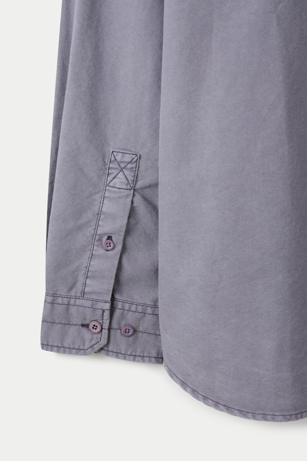 피그다잉 솔리드 릴렉스 셔츠는 부드러운 면 소재의 릴렉스핏 셔츠입니다. 차이나칼라 디자인에 얇은 두께감으로 봄, 여름, 가을 시즌에 착용하기 좋습니다. 피그먼트 다잉 가공을 통해 빈티지한 워싱 효과를 더했으며, 가슴 사선 포켓 디테일이 돋보입니다. 베이직하고 캐주얼한 스타일로, 동네 마실룩, 카페룩, 여행룩 등 다양한 TPO에 활용 가능합니다. 단독 세탁을 권장합니다.
