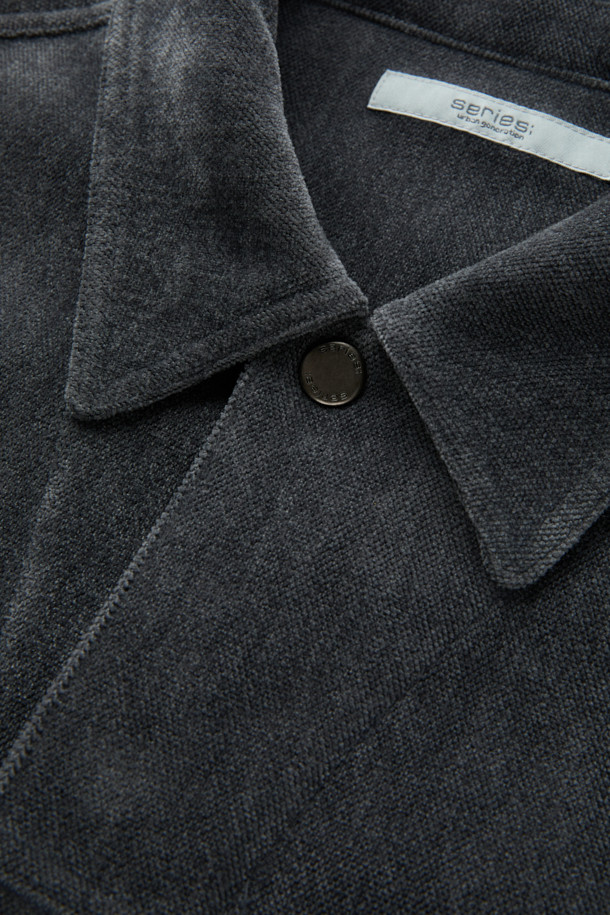 다크 그레이 컬러의 벨루어 아우터 셔츠입니다. 부드러운 셔닐 소재와 폴리에스테르 혼방으로 제작되어, 가을과 겨울에 포근하게 착용할 수 있습니다. 셔츠 칼라와 오버핏 실루엣, 드롭 숄더 디자인으로 미니멀하고 세련된 스타일을 연출합니다. 가슴 요크선, 아웃포켓, 허리 포켓 디테일이 돋보이며, 은은한 광택감과 드레이프성이 특징입니다. 출근룩과 모임룩, 다양한 스타일링에 활용 가능한 아이템입니다.
