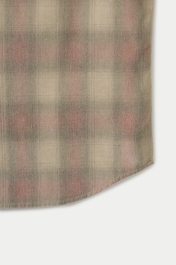 따뜻한 감성의 코듀로이 소재와 웨스턴 스타일이 만난 코듀로이 웨스턴 체크 셔츠입니다. 베이지와 브라운 컬러의 옴브레 체크 패턴이 빈티지하면서도 캐주얼한 무드를 연출합니다. 가볍고 부드러운 코듀로이 소재로 간절기와 겨울에 따뜻하게 착용하기 좋습니다. 진주 스냅 버튼, 뾰족한 요크, 가슴 플랩 포켓 디테일이 웨스턴 스타일을 강조하며, 레귤러 핏으로 편안하게 착용 가능합니다. 클래식과 캐주얼 스타일을 모두 소화할 수 있는 활용도 높은 아이템입니다.
