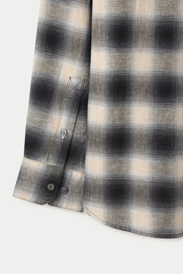 알비아떼 옴브레 체크 릴렉스 셔츠는 이탈리아 ALBINI 그룹의 Albiate 1830 소재를 사용하여 제작되었습니다. 블랙, 화이트, 그레이 색상으로 구성되어 있으며, 데일리룩과 포멀룩 모두 활용 가능합니다. 릴렉스 핏에 기본 칼라 디자인으로 편안하면서도 클래식한 무드를 연출합니다. 내추럴 스트레치성과 견고한 조직감, 버튼 플라켓과 커프스가 특징이며, 오피스룩, 비즈니스 캐주얼, 모임룩에 적합합니다. 미니멀하고 시크한 스타일을 선호하는 분들께 추천합니다.
