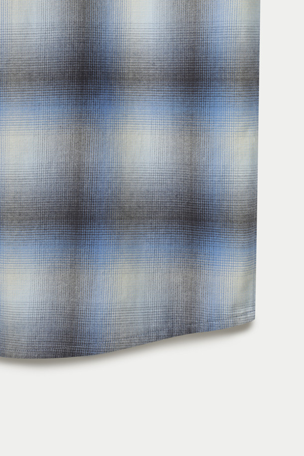 SOMELOS (소멜로스) 블루 옐로우 옴브레 체크 오버핏 셔츠는 간절기, 가을, 초겨울에 어울리는 셔츠입니다. 부드러운 촉감의 고밀도 면사를 사용하여 제작되었으며, 블루와 옐로우 컬러의 옴브레 체크 패턴이 돋보입니다. 드롭 숄더, 플라켓 & 커프스 & 포켓 디테일로 디자인의 완성도를 높였으며, 오버핏으로 편안한 착용감을 선사합니다. 캐주얼, 클래식, 미니멀 스타일 모두 소화 가능한 베이직 셔츠입니다.
