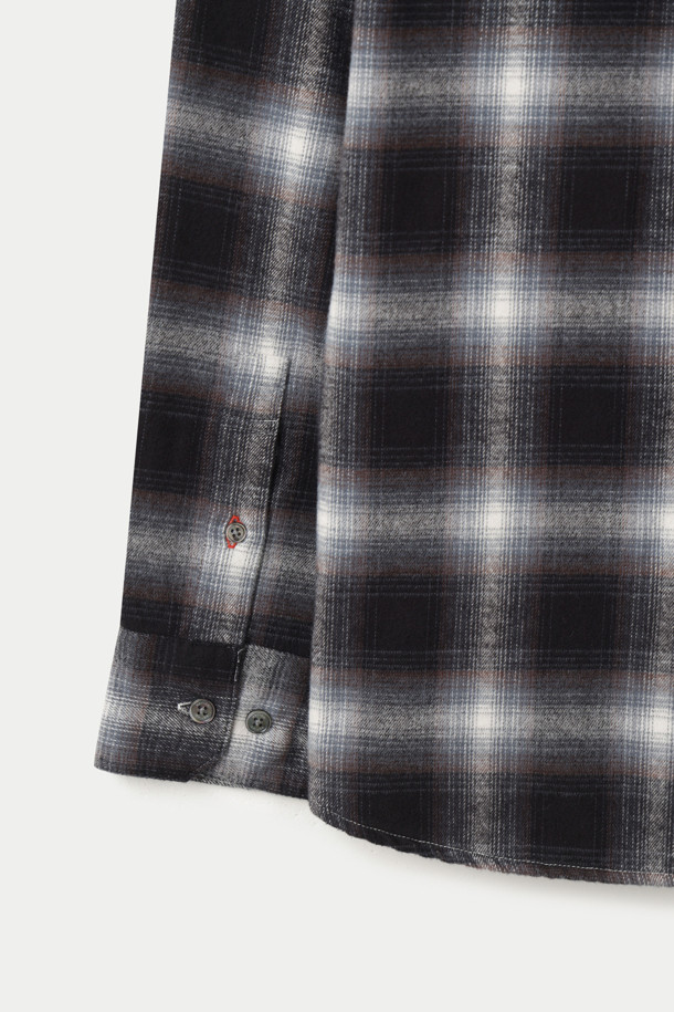 블랙 옴브레 체크 릴렉스 셔츠는 남성용 상의로, 가을과 겨울에 어울리는 캐주얼 스타일의 제품입니다. 블랙과 화이트 컬러의 조화가 세련된 옴브레 체크 패턴으로 디자인되었으며, 차이나칼라와 긴 소매가 특징입니다. 부드러운 면 소재로 제작되어 편안한 착용감을 제공하며, 릴렉스 핏으로 자연스러운 실루엣을 연출합니다. 출근룩과 모임룩, 그리고 캐주얼, 클래식, 미니멀 스타일 모두 소화 가능한 활용도 높은 아이템입니다.
