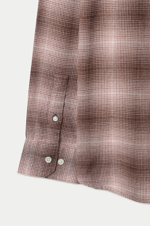 이탈리아 캉클리니 원단을 사용하여 제작된 옴브레 체크 릴렉스 셔츠입니다. 브라운, 베이지 컬러의 옴브레 체크 패턴이 빈티지한 무드를 연출하며, 릴랙스 핏으로 편안한 착용감을 선사합니다. 간절기에 활용하기 좋은 긴 소매 셔츠로, 가슴 양쪽 포켓 디테일이 특징입니다. 면 소재로 제작되어 부드러운 촉감을 느낄 수 있으며, 멜란지 가공으로 은은한 멋을 더했습니다. 동네 마실룩, 카페룩 등 다양한 TPO에 레이어링하여 클래식, 미니멀, 캐주얼 스타일을 연출해보세요.

