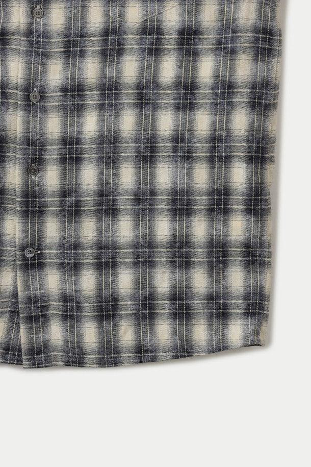 세련된 스프레이 워싱 기법으로 은은한 멋을 더한 남성용 체크 오버핏 셔츠입니다. 부드러운 면 소재로 제작되어 편안한 착용감을 선사하며, 봄, 가을 시즌에 활용하기 좋습니다. 블랙, 화이트, 그레이 세 가지 기본 색상으로 출시되어 출근룩, 모임룩 등 다양한 TPO에 맞춰 캐주얼, 클래식, 미니멀 스타일을 연출할 수 있습니다. 차이나칼라와 긴 소매, 레귤러 기장으로 디자인되어 어떤 체형에도 잘 어울립니다. 워싱 가공으로 자연스러운 분위기를 더한 매력적인 아이템입니다.
