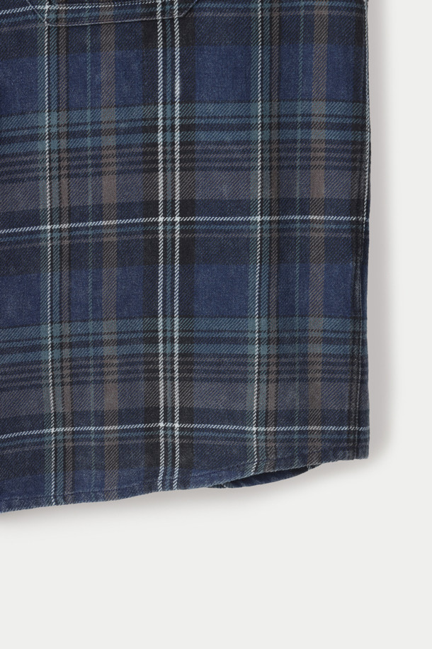 빈티지 워싱 체크 오버형 셔츠는 남녀 모두 착용 가능한 캐주얼하고 베이직한 스타일의 상의입니다. 네이비와 블루 두 가지 색상으로 출시되었으며, 봄, 가을에 적합합니다. 100% 면 소재로 제작되어 부드러운 촉감을 선사하며, 레귤러 기장에 오버핏으로 편안하게 착용할 수 있습니다. 체크 패턴과 워싱 가공, 빈티지 디테일이 돋보이는 긴소매 셔츠입니다. 카라 디자인으로 깔끔한 느낌을 더했습니다.
