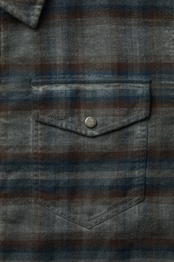 **피그다잉 집업 체크 셔츠**는 부드러운 면 소재에 헤링본 조직으로 제작되어 편안한 착용감을 선사합니다. 루나 다잉 공법으로 은은한 빈티지 무드를 더했으며, 그레이와 블루 두 가지 컬러로 출시되었습니다. 세미오버핏에 셔츠칼라 디자인으로 캐주얼하면서도 클래식한 스타일을 연출할 수 있습니다. 4개의 포켓과 밑단 스트링 디테일로 실용성을 더했으며, 집업과 스냅 버튼 여밈 방식으로 간편하게 착용 가능합니다. 간절기, 겨울철 출근룩, 비즈니스 캐주얼, 모임룩 등 다양한 TPO에 활용하기 좋습니다.
