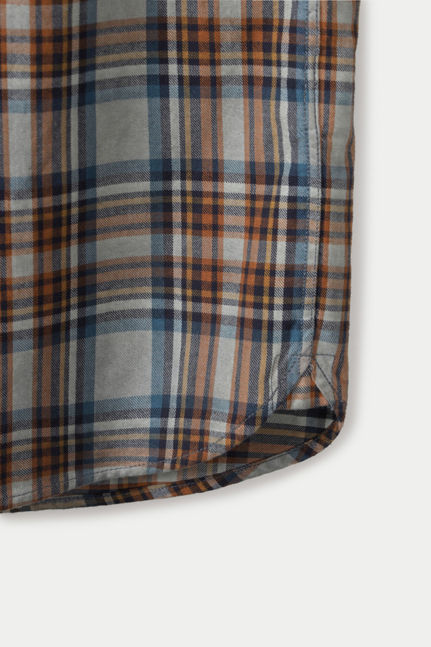 피그다잉 체크셔츠는 베이직하면서 워크웨어 무드를 더한 공용 셔츠입니다. 사계절 착용 가능하며, 레귤러핏과 레귤러 기장으로 편안한 착용감을 선사합니다. 부드러운 면 소재에 피치 가공을 더해 포근한 촉감을 느낄 수 있으며, 루나 다잉 가공으로 은은한 멋을 더했습니다. 워크셔츠 스타일의 양쪽 가슴 포켓 디테일과 차이나칼라 디자인이 특징이며, 이염에 주의하여 단독 세탁하는 것이 좋습니다. 동네 마실룩, 여행룩 등 캐주얼, 워크웨어, 클래식 스타일로 다양하게 연출해보세요.
