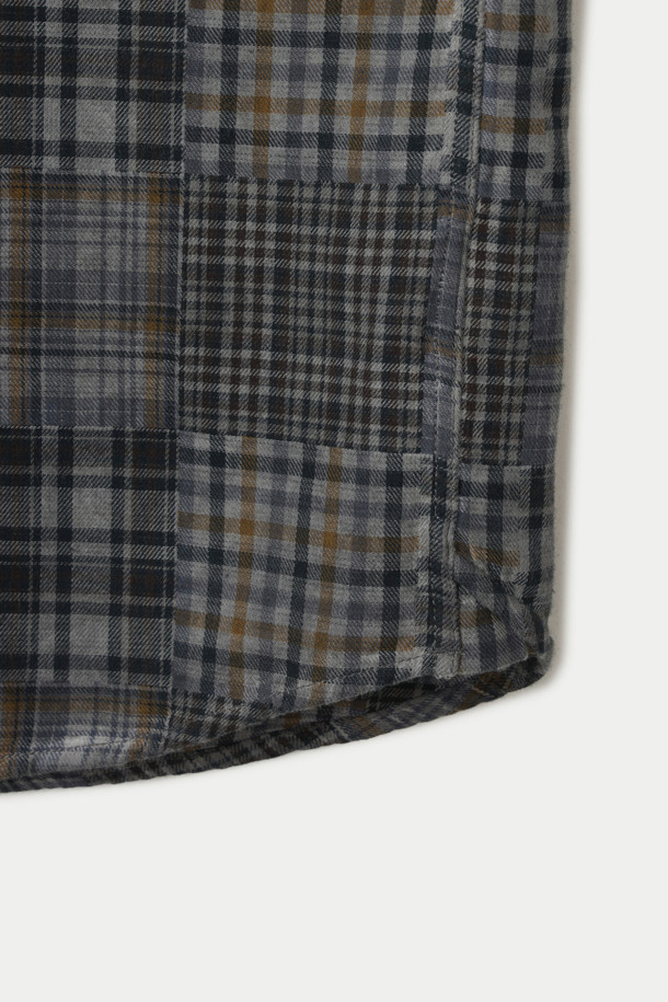 루나다잉 패치워크 체크 릴렉스 셔츠는 빈티지 무드와 캐주얼 스타일을 넘나드는 긴 소매 셔츠입니다. 루나 다잉 공법으로 은은한 멋을 더했으며, 이중 두께감으로 견고한 촉감을 선사합니다. 기본 칼라와 버튼 플라켓, 커프스 디테일로 클래식한 분위기를 연출하며, 이너 또는 아우터로 활용 가능합니다. 체크와 패치워크 패턴이 조화롭게 어우러져 데이트룩이나 카페룩에 돋보이는 포인트를 더합니다. 단독 세탁을 권장하며, 이염에 유의하여 관리하십시오.
