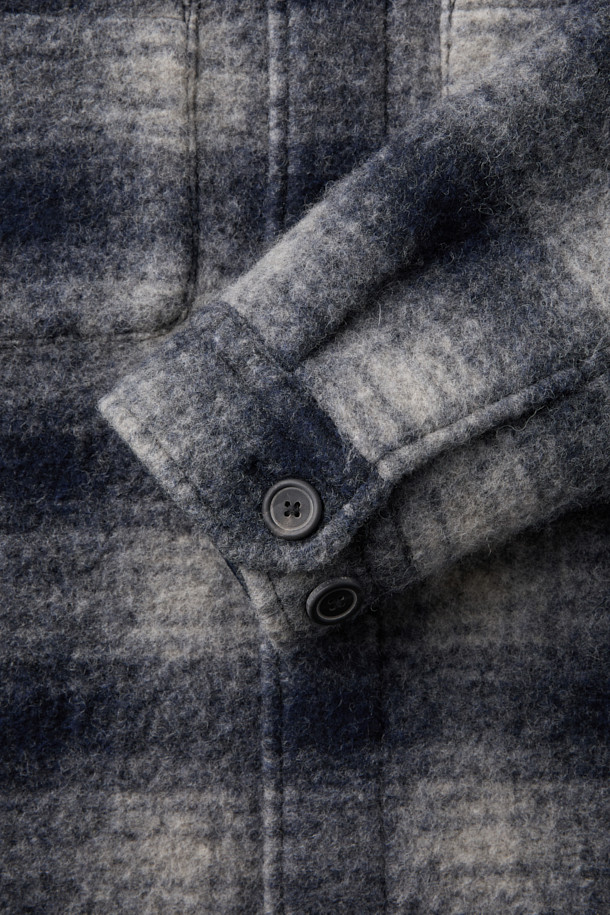 가을과 겨울, 당신의 스타일을 책임질 울 혼방 옴브레 체크 아우터 셔츠입니다. 네이비와 그레이 두 가지 색상으로 만나볼 수 있으며, 캐주얼 및 베이직 스타일을 선호하는 남성분들께 추천합니다. 부드러운 촉감의 울 혼방 소재와 두꺼운 두께감으로 따뜻함을 선사하며, 레귤러핏으로 편안하게 착용 가능합니다. 셔츠형 코트 디자인에 옴브레 염색과 체크 패턴이 더해져, 출근룩은 물론 모임룩까지 멋스럽게 연출할 수 있습니다.
