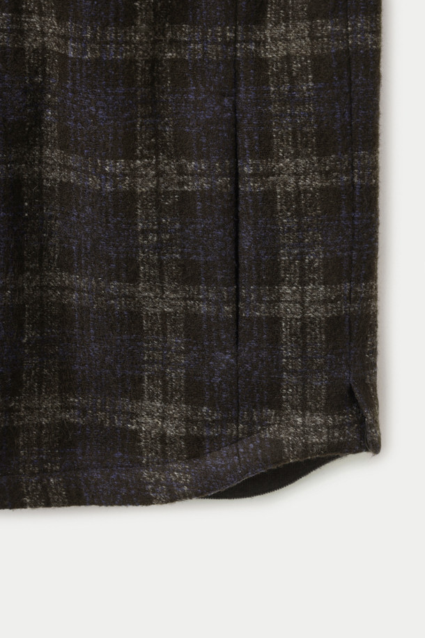 **울혼방 브라운 체크 아우터 셔츠**는 가을과 겨울, 클래식한 무드를 연출하는 아우터 셔츠입니다. 부드러운 울 소재와 레귤러핏으로 편안한 착용감을 선사하며, 이탈리아 LANIFICIO ROMA S.R.L 원단을 사용하여 고급스러움을 더했습니다. 브라운 컬러의 체크 패턴은 미니멀, 시크한 스타일을 연출하기 좋으며 출근룩, 비즈니스 캐주얼, 모임룩 등 다양한 TPO에 활용 가능합니다. 3M 신슐레이트 충전재와 곡선 사선 포켓, 소뿔 단추 디테일이 돋보입니다. 버튼 여밈 방식과 긴 소매 기장으로 세련된 디자인을 완성했습니다.
