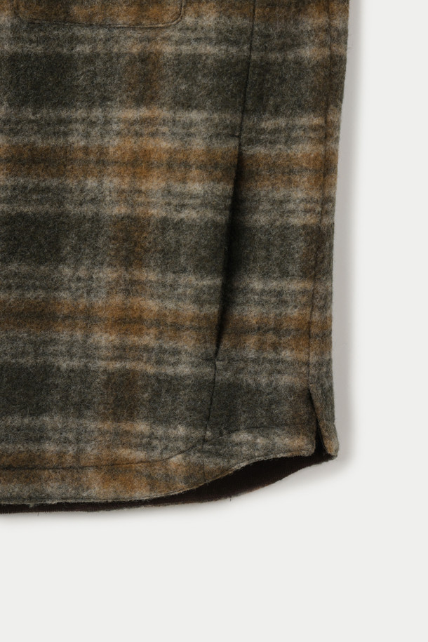 가을, 겨울 시즌에 안성맞춤인 울 혼방 카키 체크 아우터 셔츠입니다. 부드러운 촉감의 모, 폴리에스터, 면, 폴리우레탄 혼방 소재로 제작되어 따뜻함과 편안함을 동시에 선사합니다. 3M 신슐레이트 충전재를 사용하여 보온성을 높였으며, 가슴 부분 곡선 사선 포켓과 허리 양쪽 포켓으로 실용성을 더했습니다. 레귤러핏으로 제작되어 캐주얼, 클래식, 미니멀 스타일 모두 소화 가능하며, 단독 착용 또는 미드레이어로 활용하여 다양한 출근룩과 모임룩을 연출할 수 있습니다. 긴 소매에 전체 소매 단추름 마감과 버튼 여밈 방식으로 깔끔한 스타일을 완성합니다.
