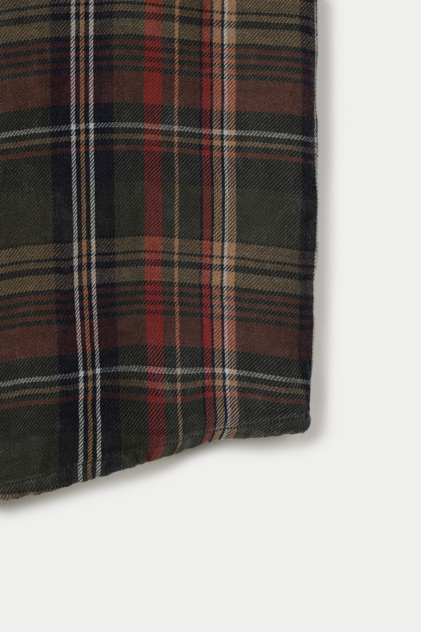 빈티지 워싱 체크 오버형 셔츠는 남성들을 위한 간절기용 상의입니다. 인디고 컬러의 면 소재로 제작되어 드라이한 촉감을 선사하며, 어깨선 드롭과 오버핏 디자인으로 여유로운 착용감을 느낄 수 있습니다. 가슴 포켓의 비대칭 구성이 돋보이며, 프리미엄 원단을 사용하여 깊이 있는 컬러감을 표현했습니다. 미니멀하고 클래식한 스타일로, 데이트룩과 출근룩 모두 소화 가능한 매력적인 아이템입니다.
